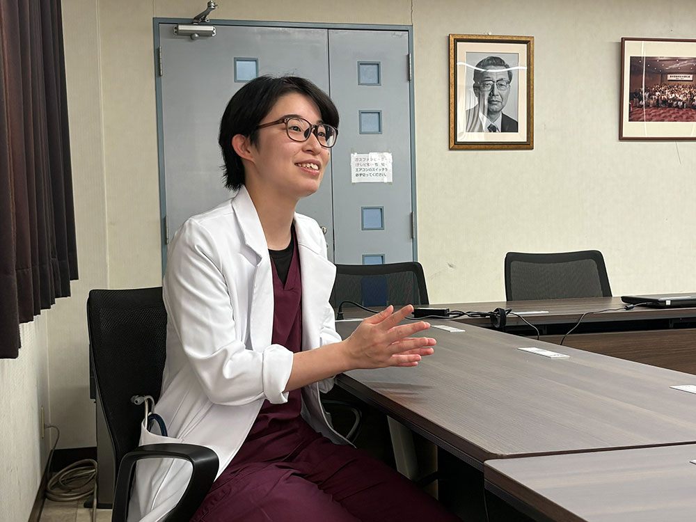 テーブルを囲み、笑顔で取材に応じる太田彩乃医師