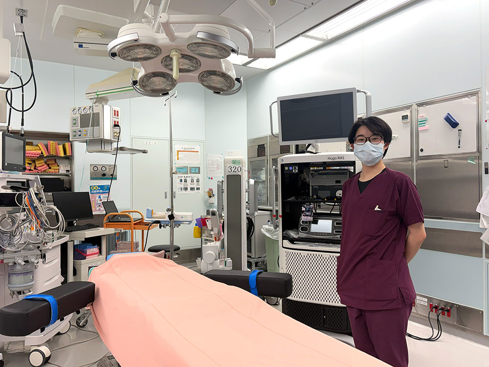 手術台や医療機器が並ぶ手術室に立つ医師
