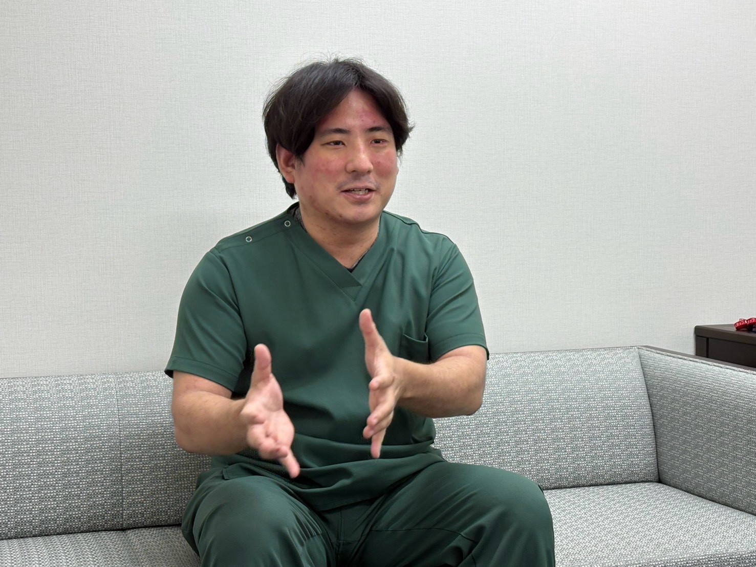 京都民医連中央病院の感染症科医・山浦義貴医師がインタビューに答える様子
