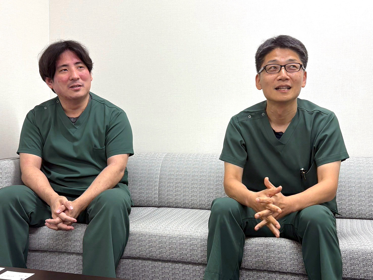 山浦義貴医師と指導医の井上医師が並んでインタビューに応じる様子
