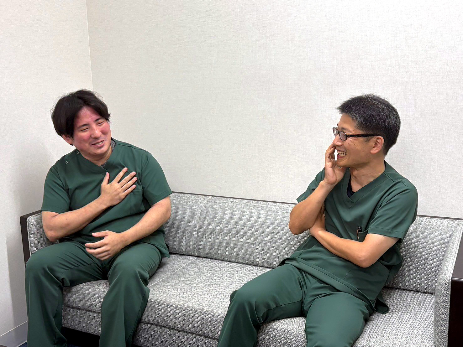 ソファに座り、笑顔で語り合う山浦義貴医師と井上医師