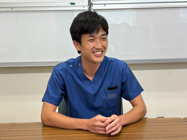 岡山協立病院の長谷川怜央医師が笑顔でインタビューに答える様子