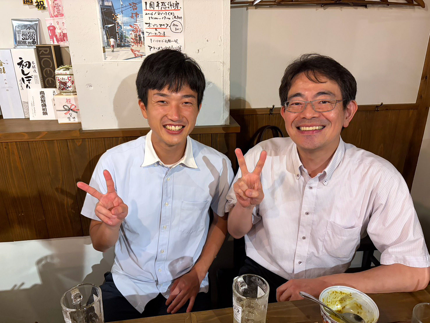 長谷川怜央医師が隣の男性と笑顔で写る記念写真