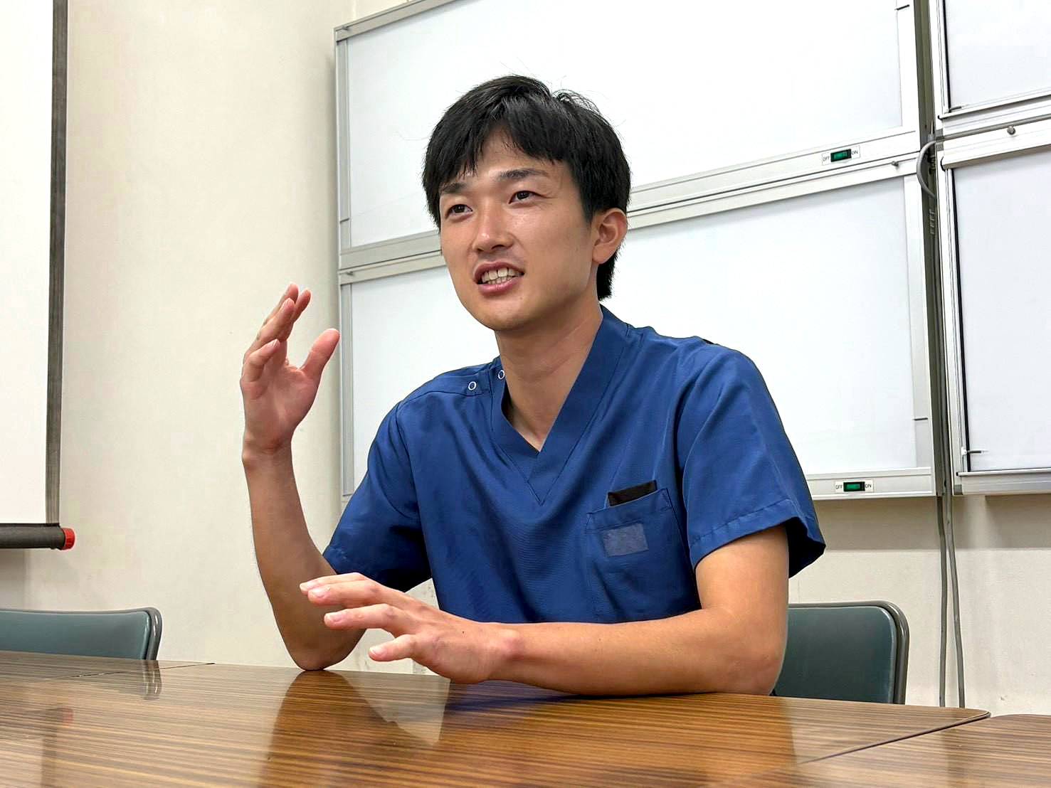 身ぶりを交えながらインタビューに答える長谷川怜央医師
