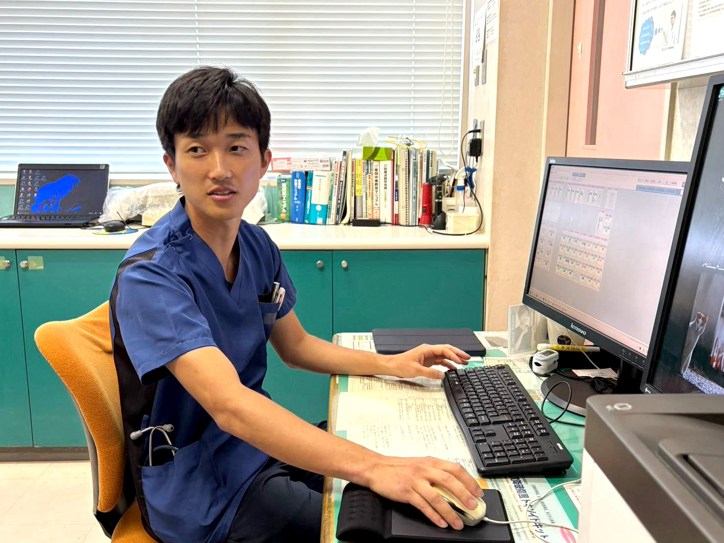 診察室でキーボードに手を置く岡山協立病院の長谷川怜央医師